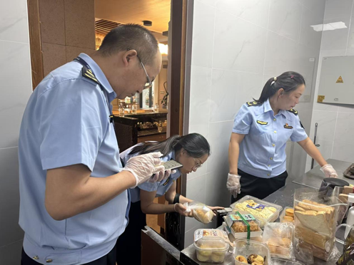 丹桂飄香迎雙節(jié)，食安守護(hù)正當(dāng)時(shí)——騰沖市市場(chǎng)監(jiān)督管理局強(qiáng)化餐飲管理